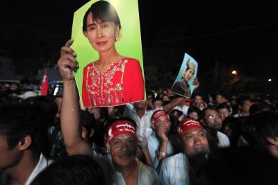 Penyokong Suu Kyi meraikan kejayaan beliau pada pilihan raya kecil tahun ini.