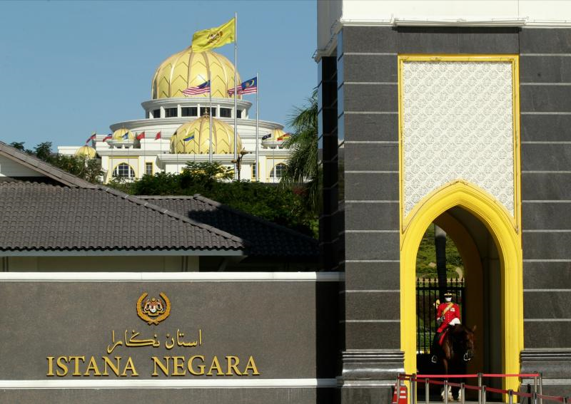 Tuanku Agong Dan Anak Buat Sendiri Semua 16 Staf Istana Negara Positif Covid 19 Tunku Azizah Kongsi Kehidupan Sekeluarga Dikuarantin Semasa Mstar