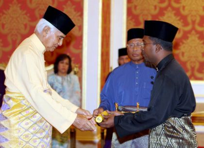 SULTAN Perak Sultan Azlan Shah (kiri) menyerahkan watikah pelantikan sebagai Menteri Besar Perak yang baru kepada Anggota Dewan Undangan Negeri (ADUN) Pangkor Datuk Dr Zambry Abdul Kadir pada majlis mengangkat sumpah jawatan itu di Istana Iskandariah, Bukit Chandan di sini, hari ini. --fotoBERNAMA