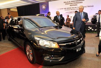 PERDANA LIMO... Najib bersama Muhyiddin menerima kereta Proton Perdana baharu untuk kerajaan di lobi Bangunan Perdana Putra, Putrajaya pada Rabu. - FotoBERNAMA