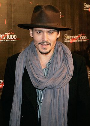 Johnny Depp suka memberi jerung memakan 'hot dog' sambil dia berehat di atas kapal peribadinya di Bahamas