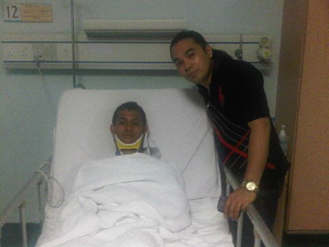 Fazli Zainal melawat salah seorang mangsa kejadian tanah runtuh yang terselamat di Hospital Ampang, Ahad lalu.