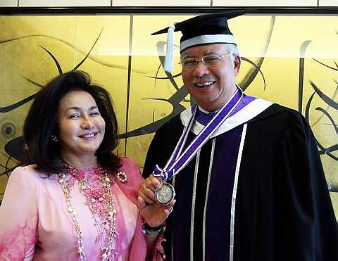 GEMBIRA ... Perdana Menteri Datuk Seri Mohd Najib Tun Abdul Razak berkongsi kegembiraan dengan isterinya, Datin Seri Rosmah Mansor selepas menerima pingat Ijazah Kehormat Doktor Falsafah daripada Universiti Meiji di Tokyo, hari ini. Perdana Menteri dan isteri membuat lawatan rasmi di Jepun selama empat hari bermula 18 hingga 21 April 2010. -Foto BERNAMA