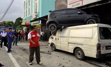 Orang ramai melihat kereta yang terbabas ke atas sebuah van di Jalan Long Yunus Kota Baru, Rabu.