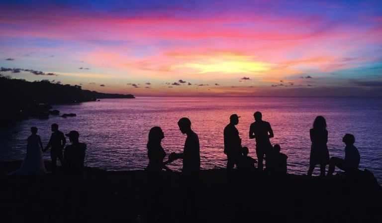 contoh lukisan pemandangan di tepi pantai waktu senja