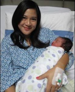 Dian Sastro bersama anak lelakinya yang baru dilahirkan pada Ahad lalu. Foto Inilah.com.