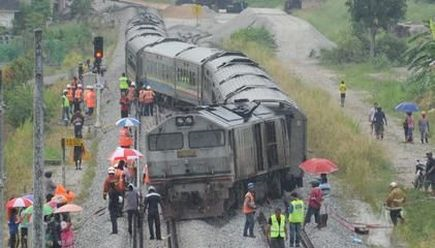  Kereta api milik KTM yang dalam perjalanan menghala ke selatan tergelincir daripada landasan di Bukit Mertajam pada pukul 2.45 petang, Sabtu. Kejadian tersebut menyebabkan enjinnya terbakar. Bagaimanapun tiada kecederaan dilaporkan.