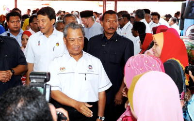 Timbalan Perdana Menteri Tan Sri Muhyiddin Mohd Yassin bersalaman dengan para tetamu ketika hadir pada Majlis Perasmian Program Memperkukuh Bahasa Inggeris dan Literasi Peringkat Negeri Sembilan di Sekolah Kebangsaan Kampung Baru Sri Rusa, Port Dickson, Jumaat. Turut serta Menteri Besar Negeri Sembilan Datuk Seri Mohamad Hasan. -fotoBERNAMA