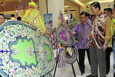 Tee Siew Kiong (kanan) bersama Presiden Majlis Perbandaran Pasir Gudang, On Jabbar (kiri) melihat wau yang dihias dengan kreatif pada majlis pelancaran Festival Layang-Layang Sedunia Ke-19.