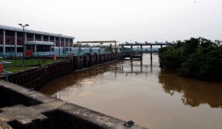 Keadaan air di Loji rawatan air di Sungai Selangor, Bukit Badong Syarikat Bekalan Air Selangor (Syabas) tercemar ekoran tumpahan diesel yang berlaku kira-kira 10 kilometer daripada kawasan simpanan air di Kuala Selangor.-foto BERNAMA 