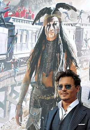 Johnny Deep bergambar pada karakternya dalam 'The Lone Ranger.'