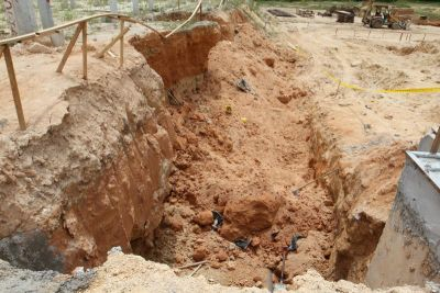 Kejadian tanah runtuh yang berlaku ketika para pekerja sedang melakukan kerja-kerja menanam cerucuk di tapak pembinaan. Foto ihsan CHINA PRESS.  