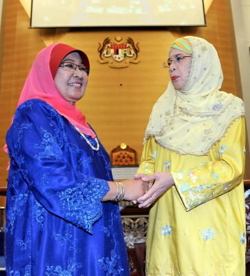 Ketua Wanita Umno Bahagian Pagoh, Datuk Noriah Mahat (kiri) bersalaman dengan Naib Ketua Pergerakan Wanita Parti Pesaka Bumiputera Bersatu (PBB) Sarawak, Dayang Madinah Tun Abang Openg selepas majlis mengangkat sumpah sebagai senator di hadapan Yang Dipertua Dewan Negara Tan Sri Abu Zahar Ujang di Dewan Negara, Kuala Lumpur, Jumaat. -fotoBERNAMA