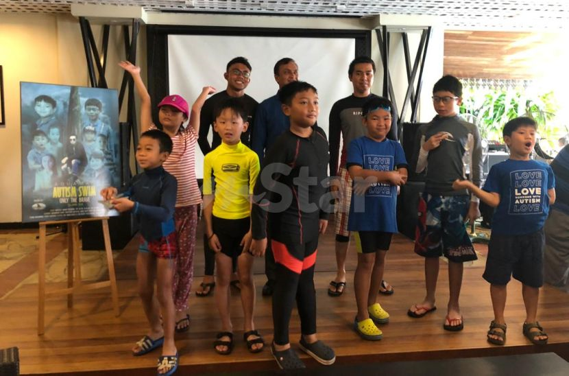 Autisme Bukan Penghalang Takluk Laut Lepas Jurulatih Senarai Tip Persediaan Ibu Bapa Bawa Anak Istimewa Berenang Famili Mstar