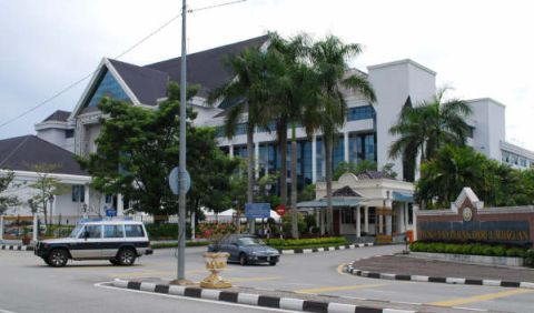 Pemandangan hadapan pintu utama Bangunan Perak Darul Ridzuan. 