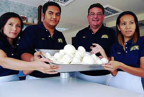 PEMILIK Friendly Farms, Norzana Ghazali, 25, (kanan) suaminya, Michael Bruschi, 53, (dua dari kanan) dan kakitangannya menunjukkan mozzarella yang dihasilkan mereka. - fotoBERNAMA