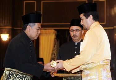 Sultan Terengganu, Sultan Mizan Zainal Abidin (kanan) berkenan menyampaikan watikah perlantikan kepada Datuk Seri Ahmad Said sebagai Menteri Besar Terengganu pada Istiadat Pengisytiharan Perlantikan Menteri Besar dan Ahli-Ahli Majlis Mesyuarat Kerajaan Negeri di Istana Maziah di Kuala Terengganu pada Sabtu. Foto BERNAMA