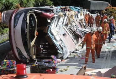 TERUK... Anggota Bomba dan Penyelamat memeriksa bas yang membawa pelancong warga India selepas terbabit dalam kemalangan di KM4.5 Lebuhraya Genting Highland-Kuala Lumpur, Isnin. Foto BERNAMA.