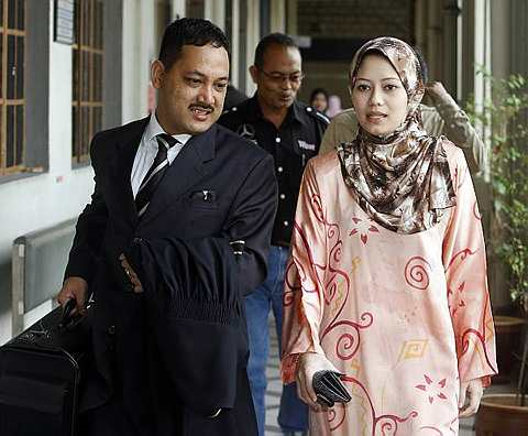 Mastura bersama peguamnya, Roslizam Rahim di Mahkamah Rendah Syariah Wilayah Persekutuan hari ini. -Foto The Star oleh UU BAN