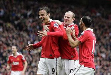 Berbatov (kiri) bersama Wayne Rooney dan Ryan Giggs (kanan) meraikan gol ketiga United pada perlawanan menentang Liverpool, Ahad.