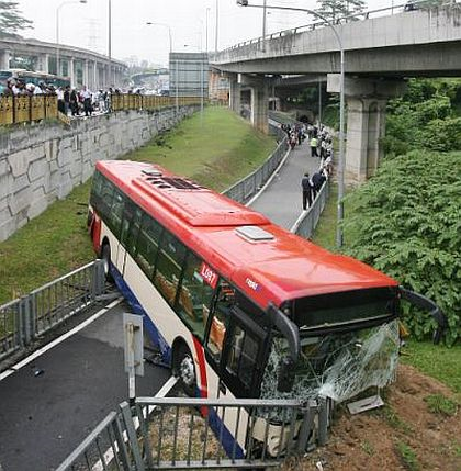 SEBUAH bas RapidKL merempuh penghadang jalan lalu terjunam ke atas laluan motosikal yang menghala ke arah Jalan Pantai Baru, Kuala Lumpur sebentar tadi