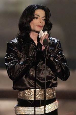 Foto bertarikh 27 Oktober, 2003 ini menunjukkan Michael Jackson berterima kasih kepada para hadirin Radio Music Awards di Hotel Aladdin, Las Vegas. - foto AP
 
 