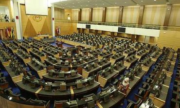 Penolong Jurutera Elektrik Jabatan Kerja Raya (JKR) Kuala Lumpur, Kristiwi Madehi memeriksa sistem pendawaian elektrik di dewan Parlimen sementara, sebelum digunakan buat julung kalinya bagi persidangan Dewan Rakyat awal bulan depan. 