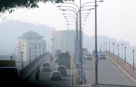 Kesan kebakaran hutan di Sumatera, Indonesia turut menyebabkan kejadian jerebu di daerah Kuantan semasa tinjauan di Kuantan pada Sabtu. -Foto BERNAMA. 