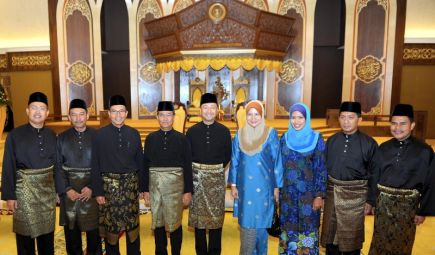 Menteri Besar Kedah, Datuk Mukhriz Tun Dr Mahathir (tengah) bergambar kenangan bersama Ahli-ahli Majlis Mesyuarat Kerajaan (EXCO) baru negeri Kedah selepas selesai majlis mengangkat sumpah Exco baru Negeri Kedah di Istana Anak Bukit di sini, Rabu.