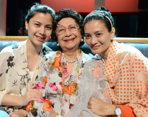 Siti Hasmah meluangkan masa bertemu dengan para pelakon Lisa Surihani (kiri) dan Eja (kanan) yang membawa watak beliau semasa muda dan tua di Istana Budaya di sini pada petang Jumaat. - Foto oleh SIA HONG KIAU 