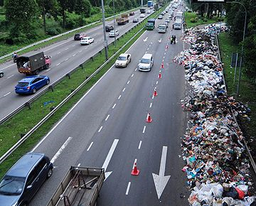 Kesesakan lalu lintas berlaku di Jalan Lingkaran Tengah 2 berhampiran Stesen Pemindahan Sisa Pepejal Taman Beringin, Kepong pada Sabtu. Longgokan sampah berkenaan menyebabkan kesesakan lalu lintas di kedua-dua arah.