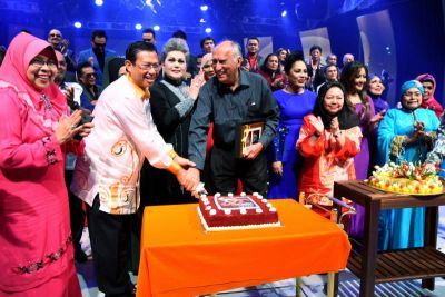 Menteri Komunikasi dan Multimedia, Datuk Seri Ahmad Shabery Cheek (dua, kiri) memotong kek bersama para artis sempena sambutan ulang tahun ke-50 TV Malaysia, di Angkasapuri, Kuala Lumpur.