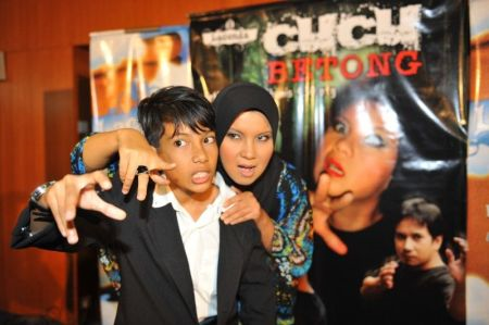 Naim Daniel bersama Sheila Rusly dalam majlis ramah mesra drama bersiri 'Cucu Betong.'