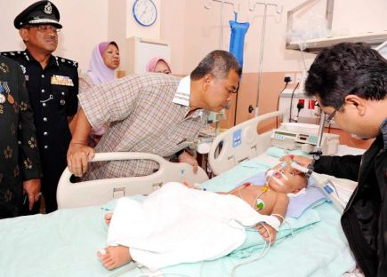 Menteri Besar, Datuk Seri Ahmad Said melihat keadaan Mohd Danish Aiman yang masih memerlukan sokongan pernafasan sewaktu melawat kanak-kanak mangsa dera itu di Hospital Sultanah Nur Zahirah di sini, Isnin.Turut hadir Ketua Polis Terengganu, Datuk Jamshah Mustapa (kiri). Mohd Danish yang berusia dua tahun setengah, didera teman lelaki ibunya sehingga koma Sabtu lalu.-Foto BERNAMA.