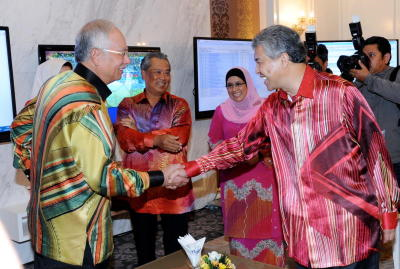 Presiden Umno Datuk Seri Najib Tun Razak bersalaman dengan Naib Presiden yang mengekalkan jawatannya, Datuk Seri Dr Ahmad Zahid Hamidi pada pemilihan Umno di Pusat Dagangan Dunia Putra (PWTC) di sini, awal pagi Ahad. -fotoBERNAMA