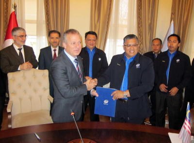 Naib Canselor UniMAP, Prof Datuk Dr Kamarudin Hussin (depan, kanan) bersama Rektor Yildiz Technical University (YTU), Prof Dr Ismail Yuksek bertukar dokumen selepas menandatangani memorandum persefahaman (MoU) berkaitan kerjasama akademik dan penyelidikan antara kedua-dua universiti itu, Sabtu. -fotoBERNAMA