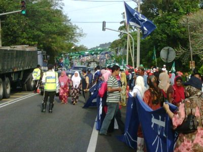 KELUAR MENGUNDI..Penduduk di kawasan Parlimen Bukit Gantang mula melaksanakan tanggungjawab dengan keluar mengundi di Sekolah Kebangsaan Panglima Bukit Gantang. Foto mStar oleh G.MANIMARAN.