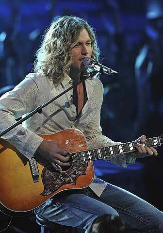 Casey James beraksi pada pertandingan menyanyi American Idol pada 27 April 2010 di Los Angeles. - Foto AP