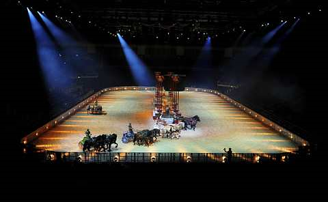 Aktor-aktor dan kuda-kuda membuat persembahan 'Ben Hur Live' semasa tayangan perdana di The O2 Arena, di London pada 15 September 2009. -Foto REUTERS