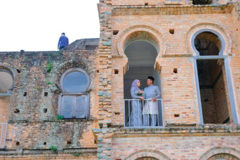 Nak Gelapkan Background Gambar Pengantin Jurufoto Ternampak Pula Akak Rambut Panjang Dah 2 Kali Enter Frame Memang Tingkat Dua Tu Laluan Dia Viral Mstar