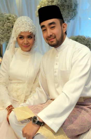 Liyana Jasmay dan Fathuddin Mazlan sah menjadi suami isteri. Foto SAMUEL ONG