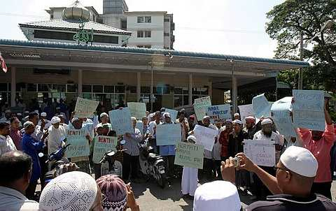 ANGGOTA PAS dan pertubuhan bukan kerajaan mengadakan demostrasi secara aman berhubung penganjuran tarian I-Dance di pekarangan Masjid Jamek Kampung Rawa, Sungai Pinang hari ini. - foto The Star oleh GOH GAIK LEE