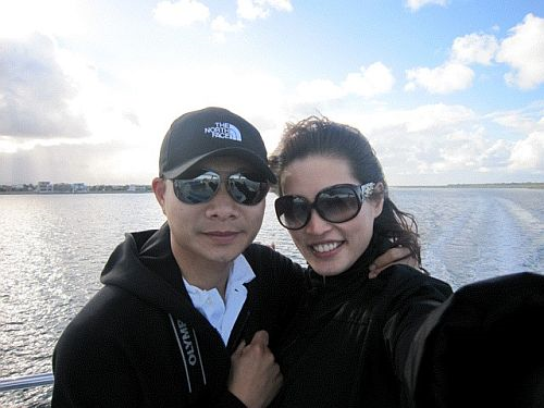 Adrian dan Amber meniti saat-saat manis di Gold Coast. - Foto Ihsan AMBER CHIA