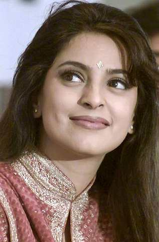 Juhi Chawla kini semakin aktif dengan perlawanan KKR.