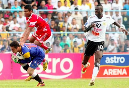 Pemain Terengganu, Effa Owona (kanan) kecewa apabila percubaannya berjaya disekat oleh penjaga gol Kelantan, Khairul Fahmi (kiri) dalam perlawanan separuh akhir kedua piala FA di Stadium Sultan Ismail Nasiruddin Shah di Kuala Terengganu pada Selasa.Terengganu menundukkan Kelantan dengan 4-1. - foto BERNAMA