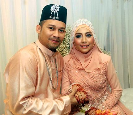 Beego dan Linda selamat bergelar suami isteri dengan sekali lafaz. Foto SHAARI CHE MAT.