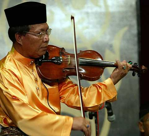 Rahim Jantan bermain violin semasa Pesta Dondang Sayang pada 2007. - Foto THE STAR Oleh A. MALEX YAHYA