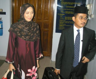 Wan Nor Azlin ketika keluar dari Mahkamah Rendah Syariah Petaling Jaya bersama peguam syarie Fakhrul Azman Abu Hassan selepas sebutan kedua kes tuntutan nafkahnya dan anak-anak terhadap suami, Mohd. Yazli Yaacob. -foto mStar oleh SITI AZIRA ABD. AZIZ