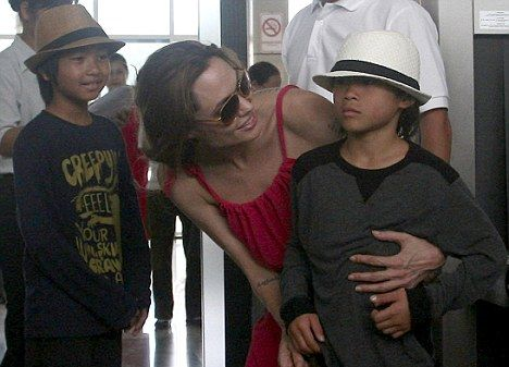 Angelina Jolie bersama anaknya Pax.