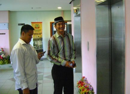 AC Mizal ketika hadir di Mahkamah Tinggi Syariah Shah Alam, hari ini. -foto mStar oleh AU YEONG HOW